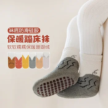 Зимние Новые мультяшные Коралловые бархатные носки для малышей, детские теплые носки средней длины, Клеевые нескользящие домашние носки для пола 3